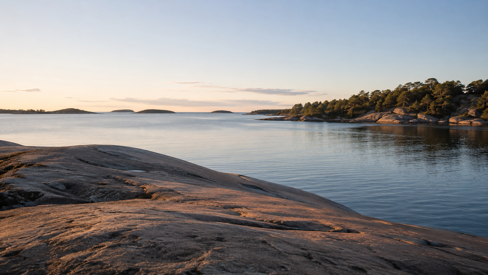 Ruhige Schärenlandschaft in Schweden bei Sonnenaufgang, Felsen und stilles Wasser